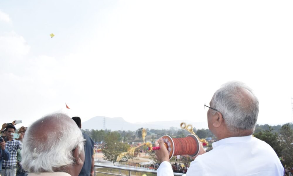 CM Baghel flew kite at tatapani festival