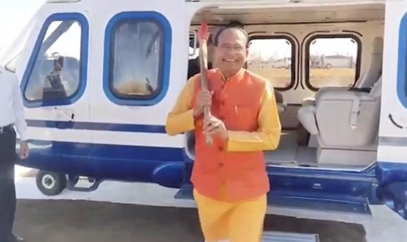 MP News: CM Shivraj landed with a pickaxe from the helicopter