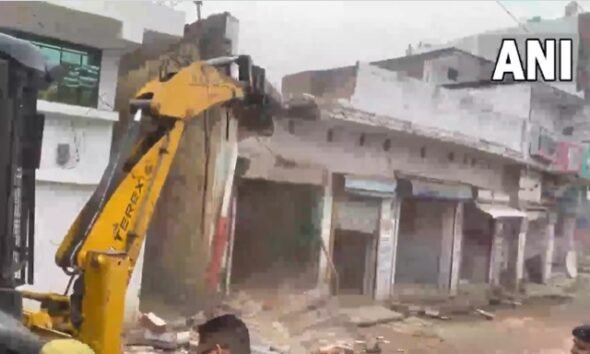 Prayagraj News: Bulldozer ran at Ghulam's house