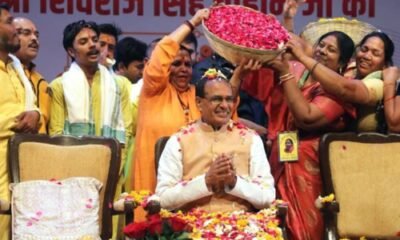 Uma Bharti showered flowers on Chief Minister Shivraj