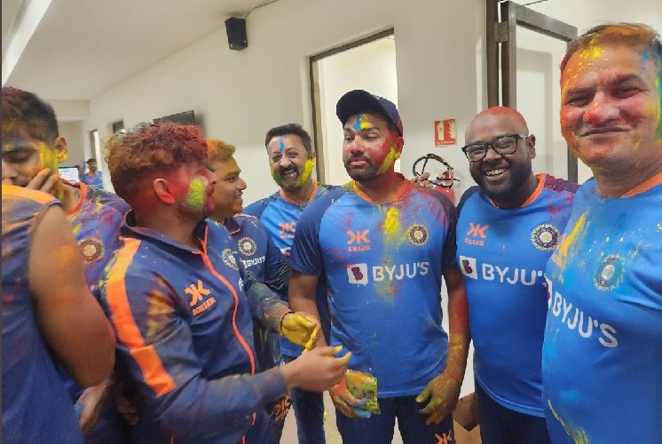 Holi played fiercely in dressing room, bus and hotel by Team India