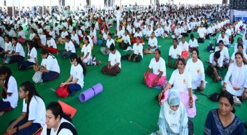 Raipur: More than 21 thousand people did mass yoga practice in state level yoga program