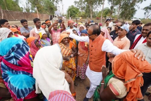 
MP News: CM Chauhan seen in a different style on Shahdol tour