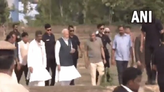 Odisha: PM Modi reached the accident site, also met the injured