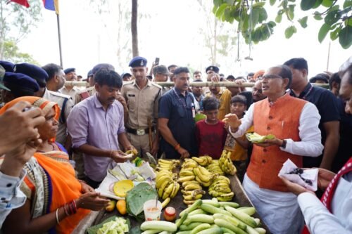 MP News: CM Chauhan seen in a different style on Shahdol tour