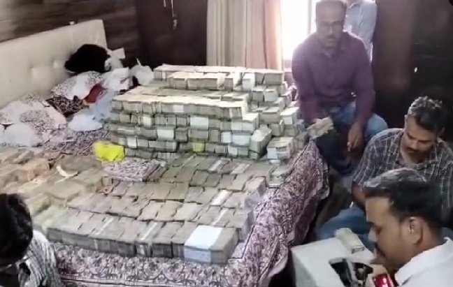 Online Satta: Bookie's house raided, 17 crore cash, 4 kg gold, 200 kg silver recovered