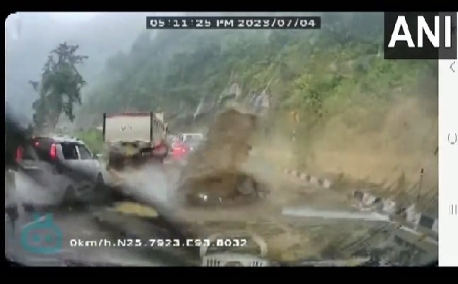 Live Accident: 3 cars crushed by stone in seconds