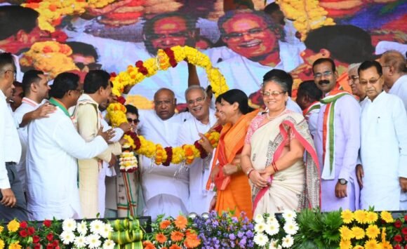 CG News: Congress President Mallikarjun Kharge reached the convention of trust