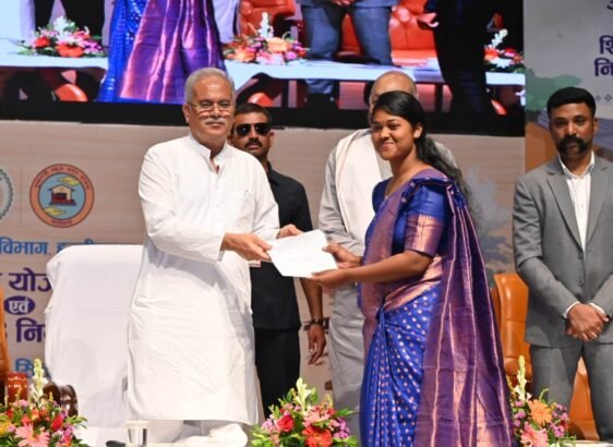 CG News: Chief Minister handed over appointment letters to 1318 teachers on Teacher's Day