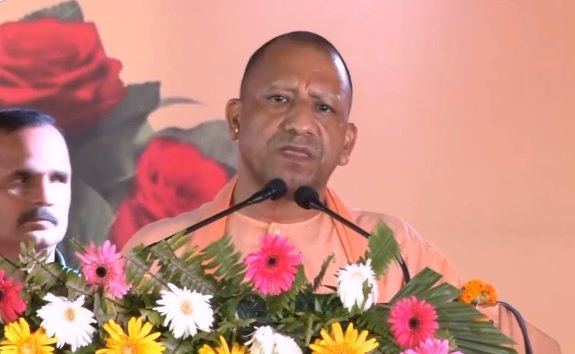 UP News: Yogi roared on Sanatan dispute, Babar-Aurangzeb could not eradicate it, will these insignificant power parasites be able to eradicate it?