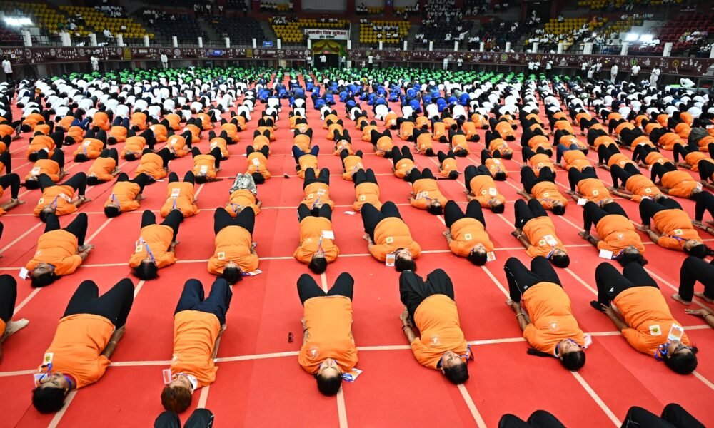 CG News: More than 2000 yoga practitioners performed Setubandha Asana in Raipur, creating a world record