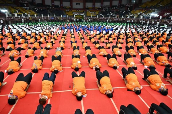 CG News: More than 2000 yoga practitioners performed Setubandha Asana in Raipur, creating a world record