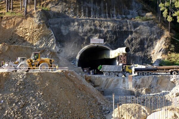 Uttarkashi Tunnel Collapse: Drilling done up to 30 meters in the tunnel, efforts continue to save 40 lives