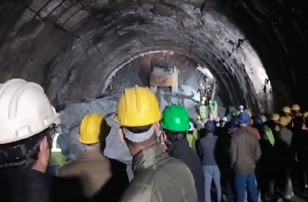 Uttarkashi Tunnel Collapse: Efforts continue to rescue 40 laborers trapped in the tunnel, all laborers safe
