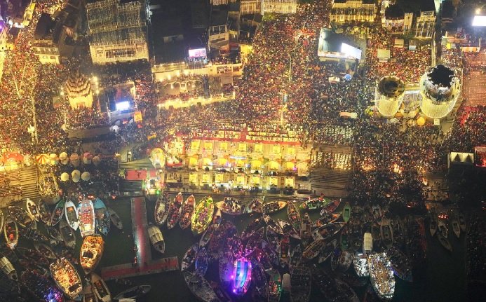 UP News: Kashi illuminated with 22 lakh lamps on Dev Diwali, ambassadors of more than 70 countries were present