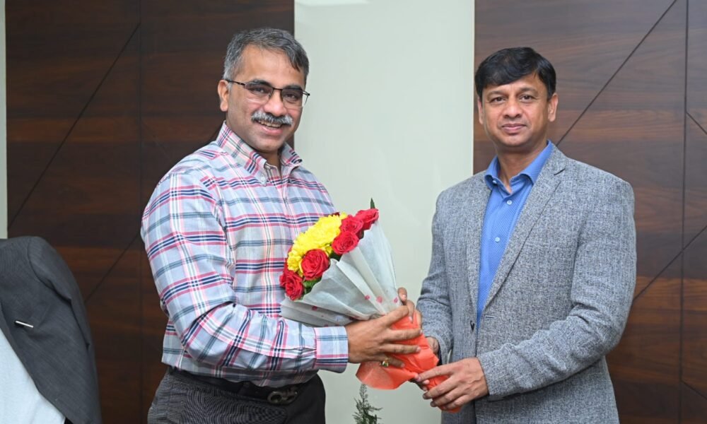 CG News: IPS Mayank Srivastava assumed the charge of Public Relations Commissioner