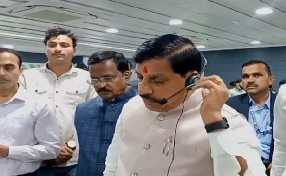 MP News: Chief Minister Dr. Mohan Yadav connected directly with the public, heard complaints himself during the inspection of CM Helpline