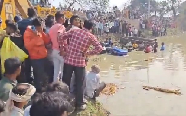 UP News: Tractor trolley fell into the pond in Kasganj district, 52 drowned in water, 24 died, rescue continues