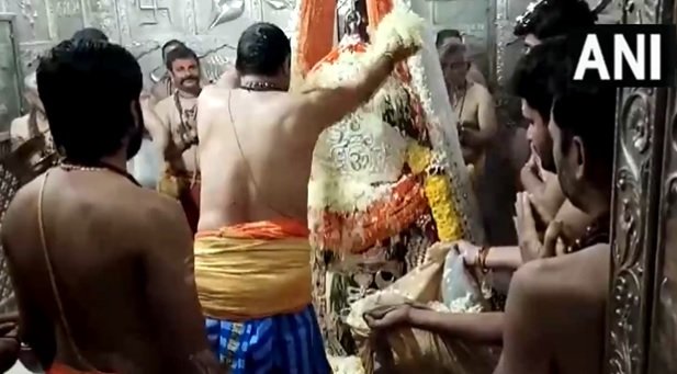 Holi 2024: Holi started across the country after Holika Dahan in Mahakaleshwar Temple, Holi of flowers was also played in Bhasma Aarti