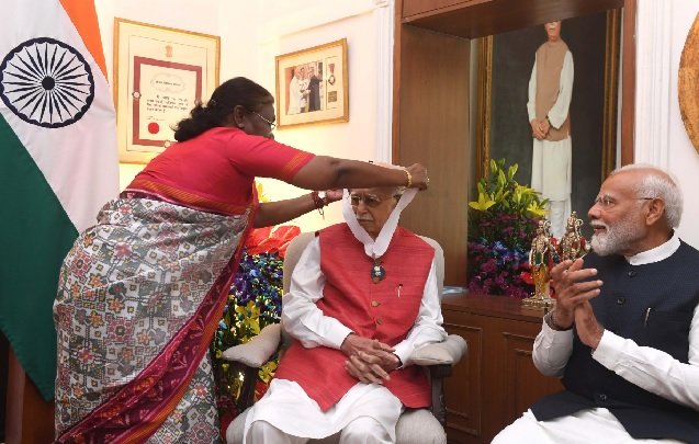 Bharat Ratna: President Murmu gave 'Bharat Ratna' to Advani at home, PM Modi and Vice President Dhankhar present