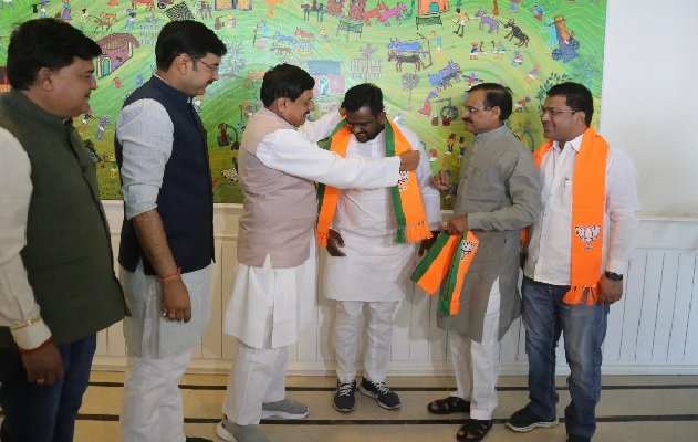 MP News: Chhindwara Mayor Vikram Ahake joins BJP, takes membership in presence of CM Yadav