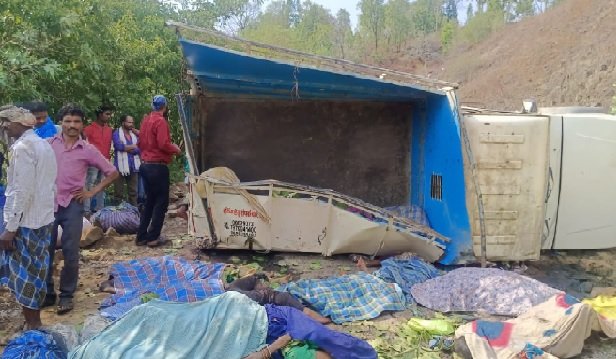 Chhattisgarh: 18 laborers died after pickup overturned, incident in Kukdur police station area of ​​Kawardha district