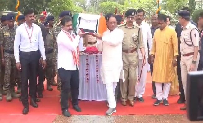 Chhattisgarh: Chief Minister Sai paid tribute to the martyred soldier, said - fighting a decisive battle against Naxalites