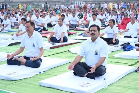 International Yoga Day: Deputy CM Vijay Sharma participated in the program organized at Ravi Shankar Stadium Durg