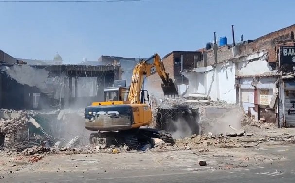 UP News: Bulldozer running on 1100 houses in Lucknow, 8 companies of PAC-RAF deployed