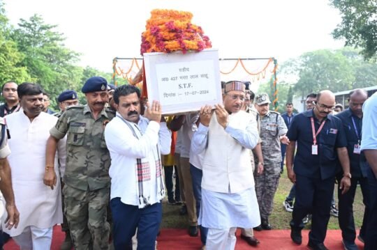 Chhattisgarh: CM Sai and Deputy CM Sharma paid tribute to the soldier martyred in IED blast, gave shoulder to the dead body