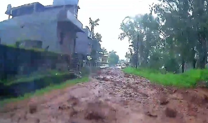 Chhattisgarh: Due to excessive rain in Dantewada district, the dam built in Kirandul hill got damaged, people were evacuated to a safe place