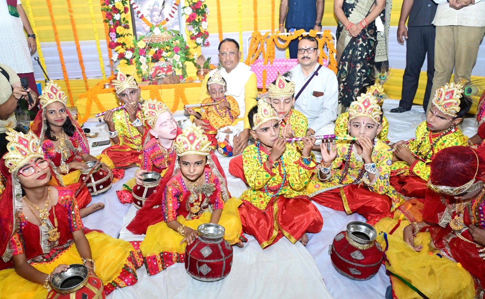 Janmashtami: Krishna Janmashtami celebrated at the house of 'Vishnu', Chief Minister celebrated the festival with disabled children