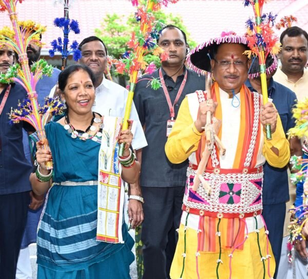 Chhattisgarh: Shades of Chhattisgarhi culture spread in the Chief Minister's residence, CM Sai along with his family worshiped in Hareli Tihar