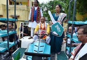 Chhattisgarh: Shades of Chhattisgarhi culture spread in the Chief Minister's residence, CM Sai along with his family worshiped in Hareli Tihar