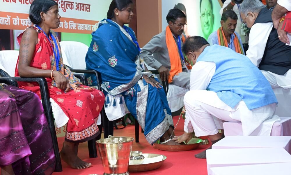 Chhattisgarh: Chief Minister Sai washed the feet of the beneficiaries of PM Awas Yojana, people became emotional