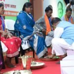 Chhattisgarh: Chief Minister Sai washed the feet of the beneficiaries of PM Awas Yojana, people became emotional