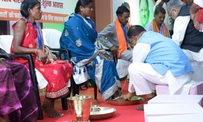 Chhattisgarh: Chief Minister Sai washed the feet of the beneficiaries of PM Awas Yojana, people became emotional