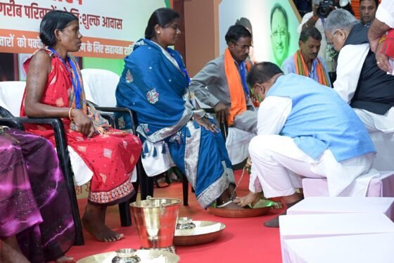 Chhattisgarh: Chief Minister Sai washed the feet of the beneficiaries of PM Awas Yojana, people became emotional