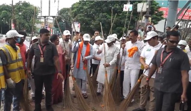 Chhattisgarh: Chief Minister inaugurated the state level 'Swachhta Hi Seva' fortnight, cleaned with broom, administered oath of cleanliness