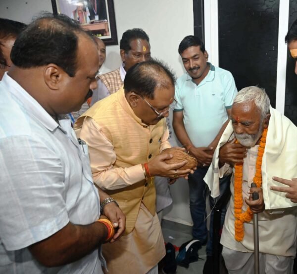 Chhattisgarh: Chief Minister was emotional after meeting his childhood school teacher, remembered his school days
