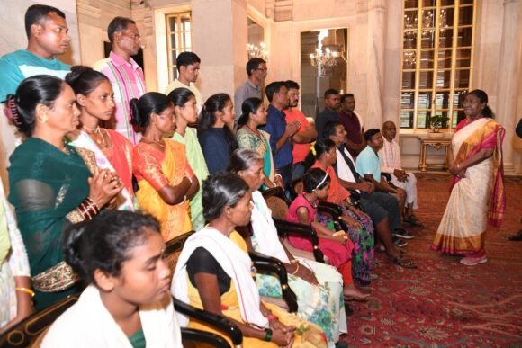 Delhi: Naxal victims of Bastar kept their suffering in Rashtrapati Bhavan, appealed to be freed from Maoist terror