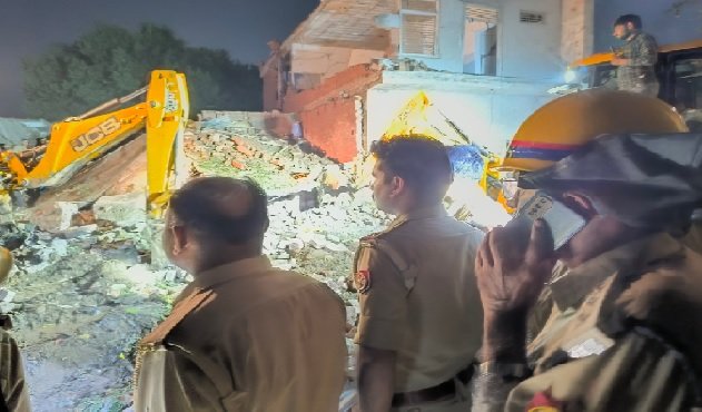 UP News: 5 killed in explosion in firecracker factory in Firozabad, 6 houses collapsed, many people may be buried under the debris