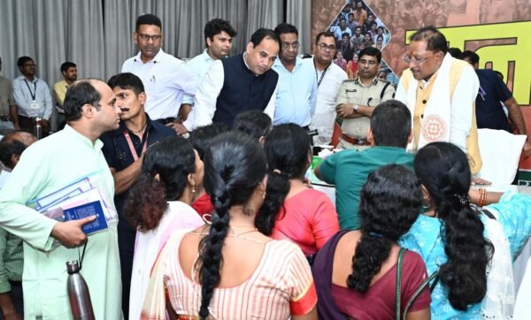 Chhattisgarh: Chief Minister Sai listened to the problems of thousands of people in public darshan, immediate help brought smiles on faces