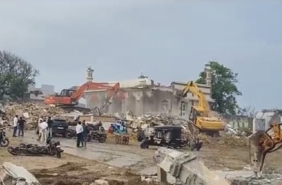 Somnath: 36 bulldozers roaring on illegal constructions behind Somnath temple since late night, large number of police forces deployed