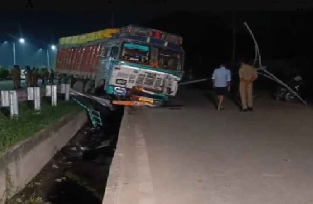 UP News: Truck hits tractor from behind, 10 dead, three seriously injured