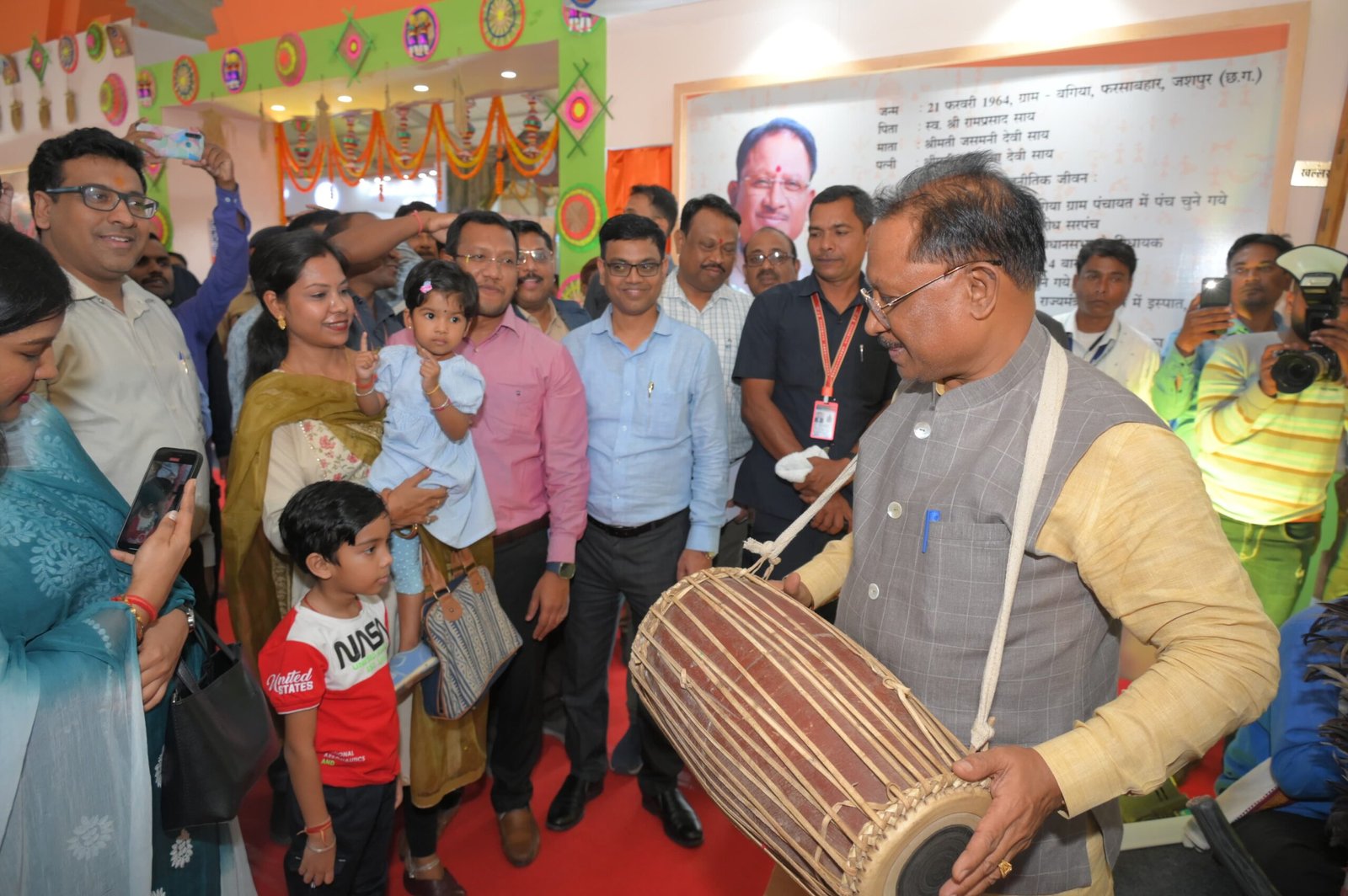 Chhattisgarh: Chief Minister Sai encouraged the players by playing Mandar, listened to traditional instruments