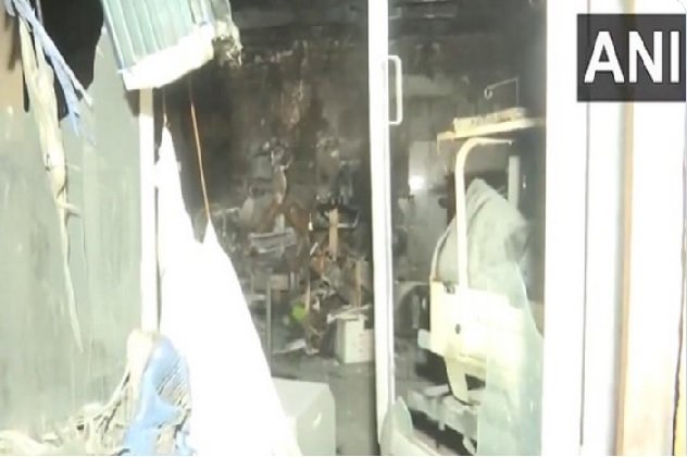 Jhansi: A massive fire broke out in SNCU of Medical College on Friday night, 10 newborns died, 39 were rescued