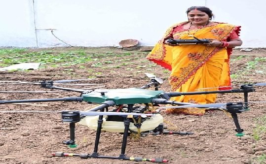 Chhattisgarh: Drone didi earned two lakh rupees from the flight of technology, making her daughter an IT engineer