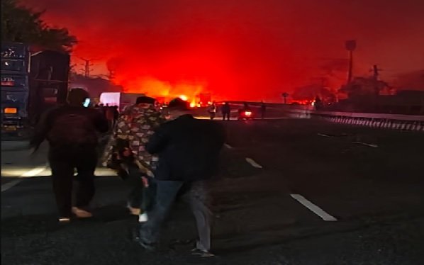 Jaipur Tanker Fire: LPG tanker explodes due to collision with truck in Jaipur, 7 burnt alive, 35 scorched, 40 vehicles destroyed in fire after the blast