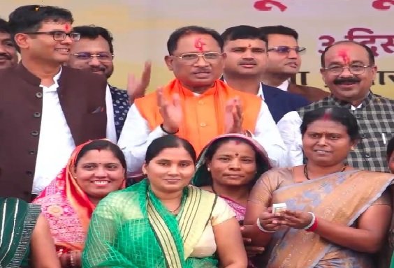 Mandate Day: Women received the 10th installment of Mahtari Vandan Yojana, Chief Minister gifted development works worth Rs 137 crore to Raigarh district